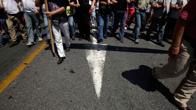 Manifestantes do partido comunista protestam neste sábado, 18, contra as recentes medidas do governo grego, em Atenas