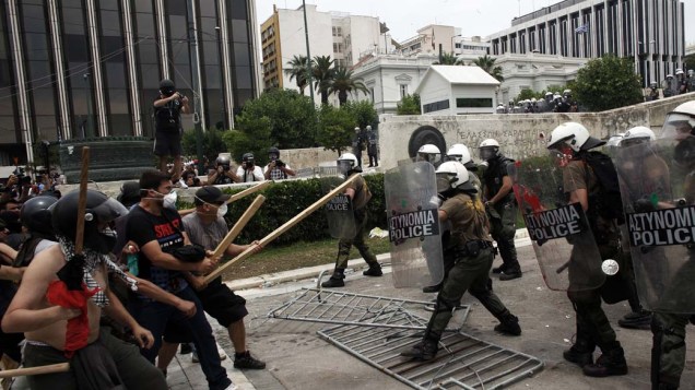 Manifestantes em conflito com a polícia no centro de Atenas, Grécia