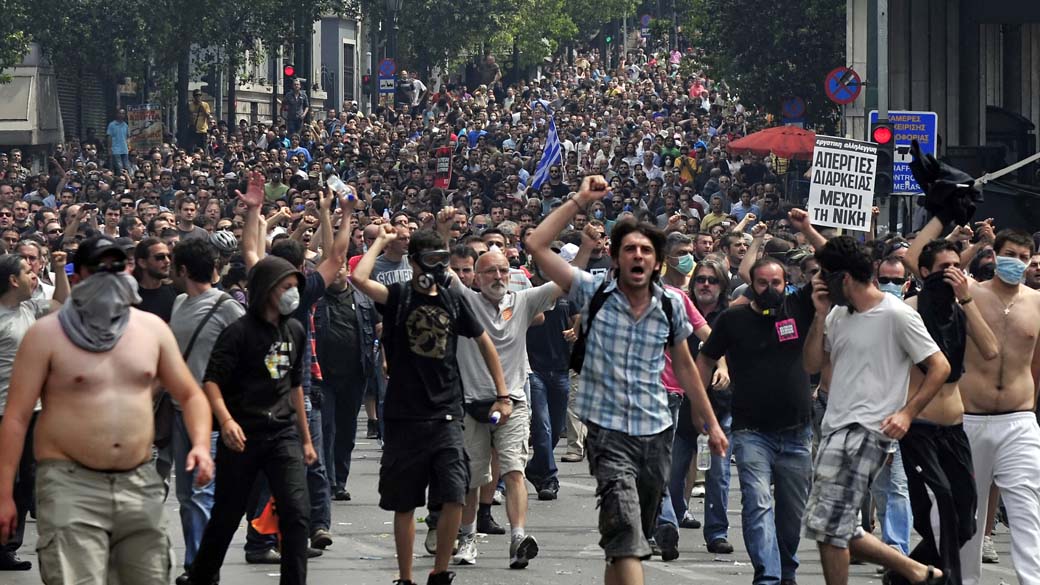 Manifestantes durante protesto no centro de Atenas, Grécia