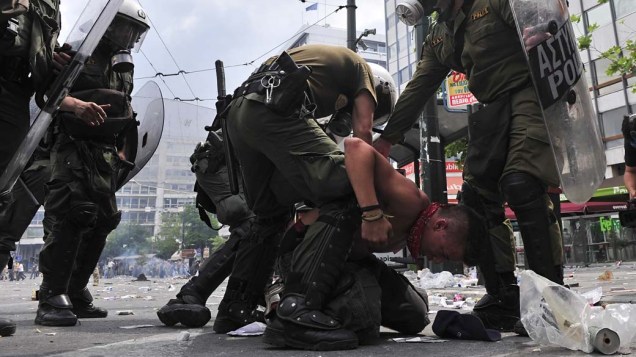 Manifestante durante conflito com a polícia no centro de Atenas, Grécia, na quarta-feira, 15 de junho