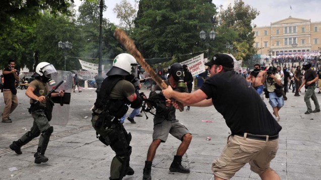 Manifestantes durante conflito com a polícia no centro de Atenas, Grécia, na quarta-feira, 15 de junho