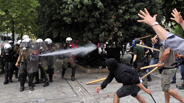 Manifestantes durante conflito com a polícia no centro de Atenas, Grécia, na quarta-feira, 15 de junho