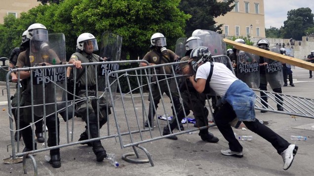 Manifestante durante conflito com a polícia no centro de Atenas, Grécia, na quarta-feira, 15 de junho