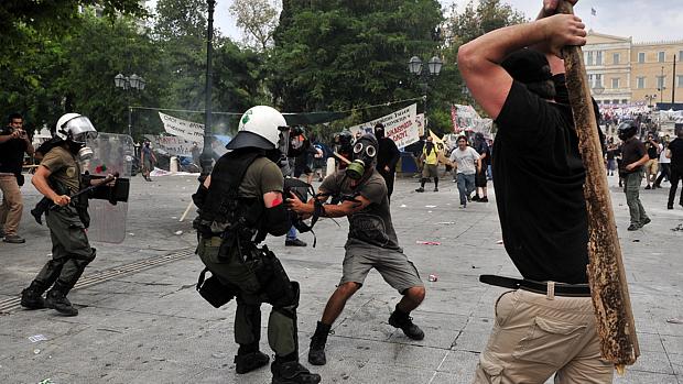 Manifestantes entram em confronto com policiais em frente ao Parlamento, em Atenas