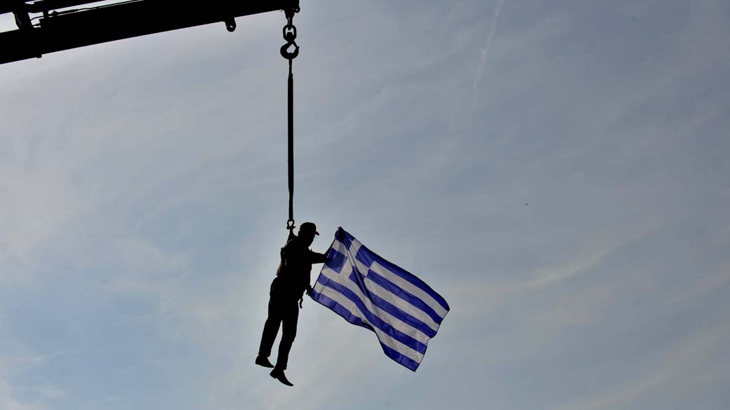 Motorista com uma bandeira grega durante protestos na cidade de Thessaloniki, no norte do país