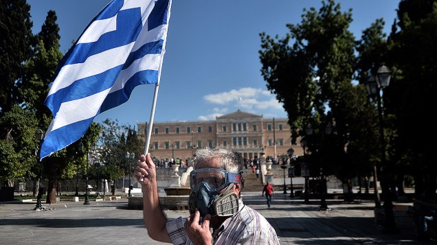 Membros da união comunista se reúnem em frente ao Parlamento na Grécia, durante 24 horas de greve nacional, em 18/10/2012