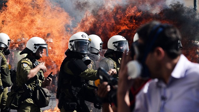 Grevistas enfrentam a polícia durante protesto na Grécia; país enfrenta greve de 24 horas nesta quinta-feira(18)