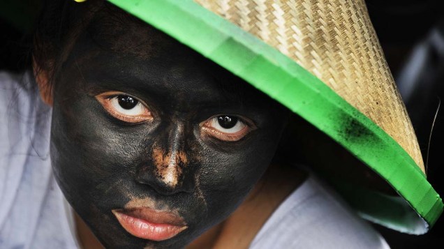 Ativista do Greenpeace protesta em Jacarta contra os planos da Indonésia de construir usinas de carvão no Sudeste Asiático