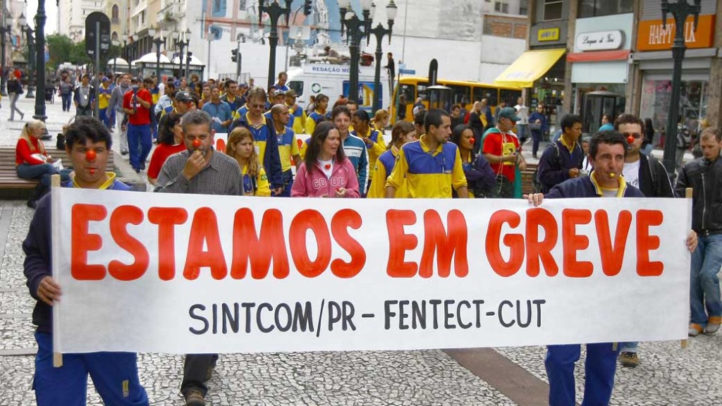 Carteiros fazem passeata pelas ruas de Curitiba durante greve dos funcionários dos Correios em todo o país - 22/09/2009
