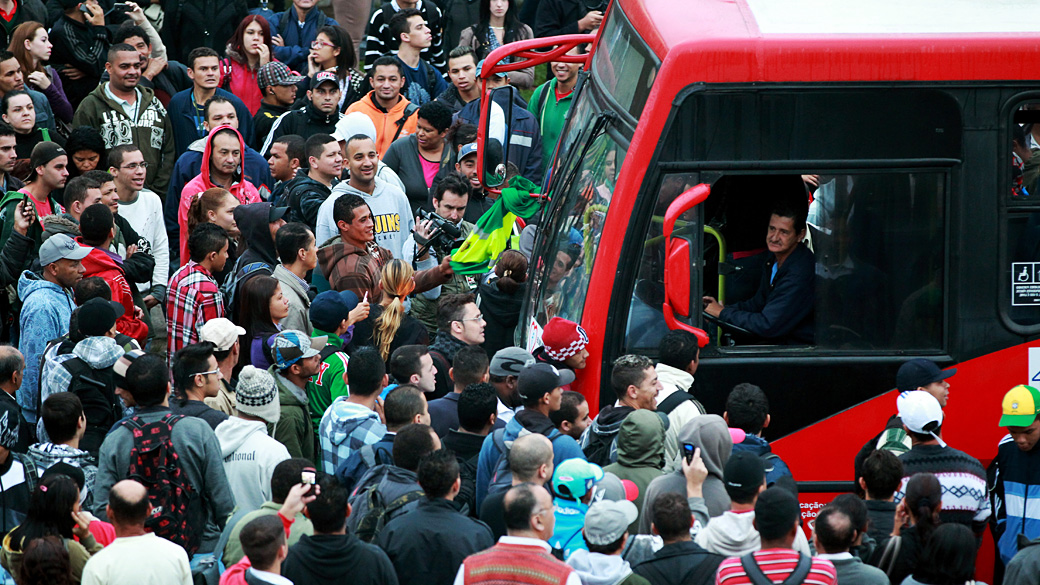Passageiros cercam ônibus em São Paulo
