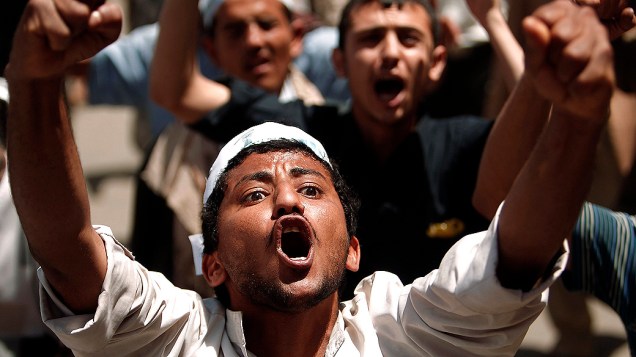 Manifestantes protestam contra o governo local em Sanaa, no Iêmen