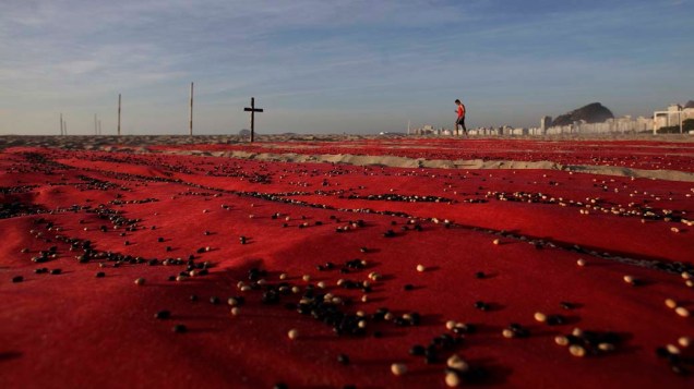 Cerca de 500.000 feijões foram colocados sobre folhas vermelhas para representar o número de pessoas mortas nos últimos 10 anos no Brasil, no Rio de Janeiro