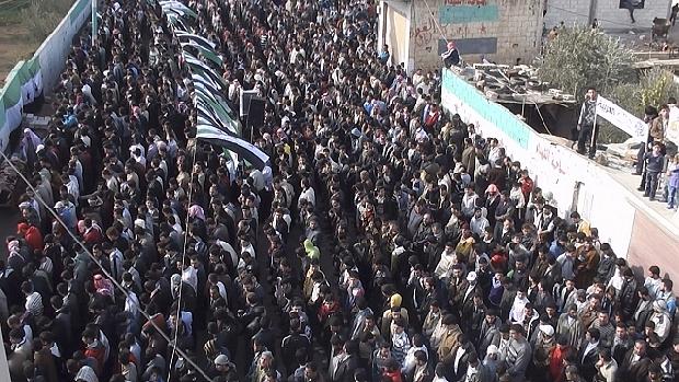 Milhares de sírios protestam em Homs