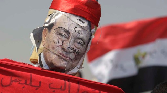 No Cairo, Egito, manifestantes protestam contra Hosni Mubarak durante o seu julgamento