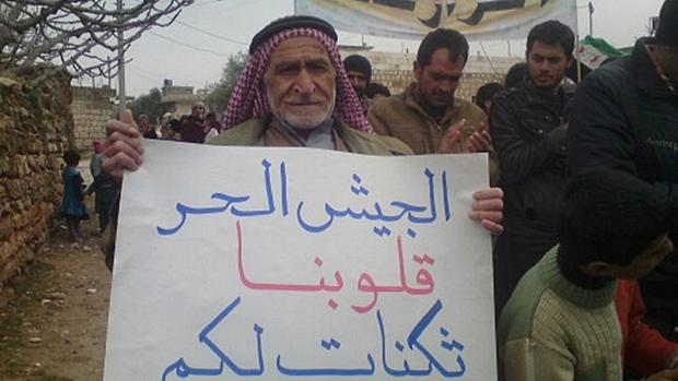 Sírio protesta contra regime de Assad em Idlib
