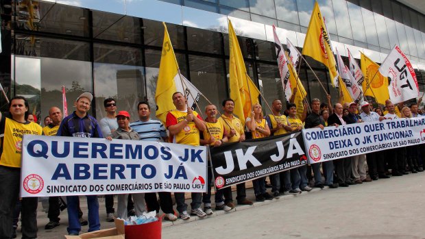 Comerciários protestam no Itaim Bibi em frente ao Shopping Iguatemi JK: inauguração cancelada