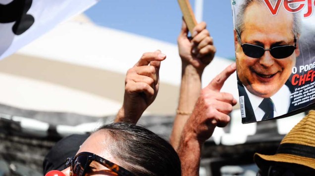 Em Brasília, manifestantes no protesto contra a corrupção mostram a capa de VEJA com José Dirceu