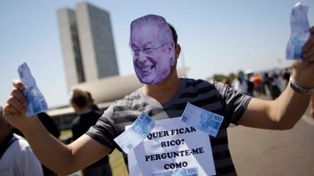 Em Brasília, manifestante usa máscara com a imagem de José Dirceu durante protesto contra a corrupção