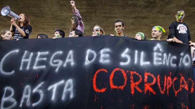 "Caras pintadas contra a corrupção" protestam na avenida Paulista, durante as comemorações de 7 de setembro em São Paulo