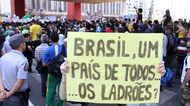 "Caras pintadas contra a corrupção" protestam na avenida Paulista, durante as comemorações de 7 de setembro em São Paulo