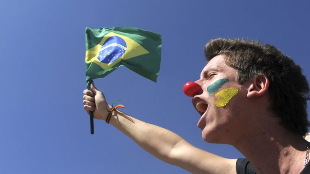 Manifestante acompanha o desfile de 7 de setembro em Brasília