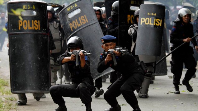 Policias tentam dispersar manifestantes durante ato contra a visita do presidente da Indonésia, Susilo Bambang Yudhoyono, ao sul da província de Sulawesi. A população desaprova os últimos seis meses do mandato de Yudhoyono