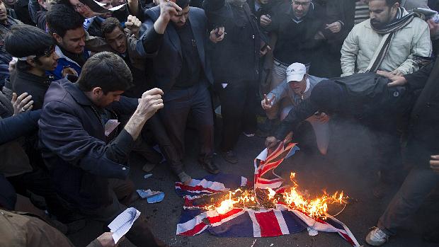 Protestantes radicais queimam bandeira britânica arrancada de embaixada em Teerã