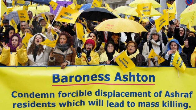 Em Bruxelas, Bélgica, iranianos exilados protestam em frente à sede do Conselho Europeu em defesa dos refugiados no campo de Ashraf, ameaçados de serem deportados por Bagdá