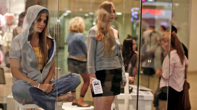 Modelos protestam em shopping de Tel Aviv, Israel, contra a prostituição e tráfico de pessoas no país