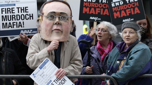 Em Londres, manifestantes pedem a demissão de James Murdoch, presidente do “BskyB”, o maior canal britânico por assinatura