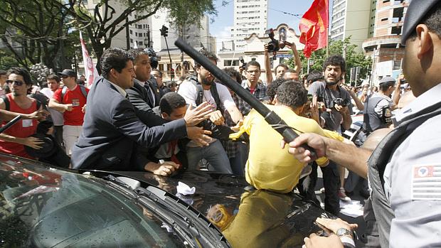 Confronto de manifestantes na praça da Sé com a Guarda Civil Metropolitana e a Polícia Militar