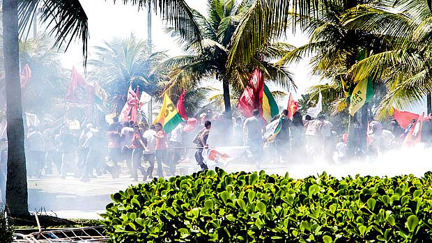 Manifestantes que protestam contra o leilão da área de Libra, na Barra da Tijuca, conseguiram romper a barreira que separava o ato do Hotel Windsor, cercado por homens da Tropa de Choque, nesta segunda-feira