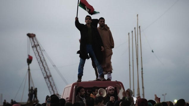 Manifestantes comemoram a ocupação da cidade de Benghazi, na Líbia
