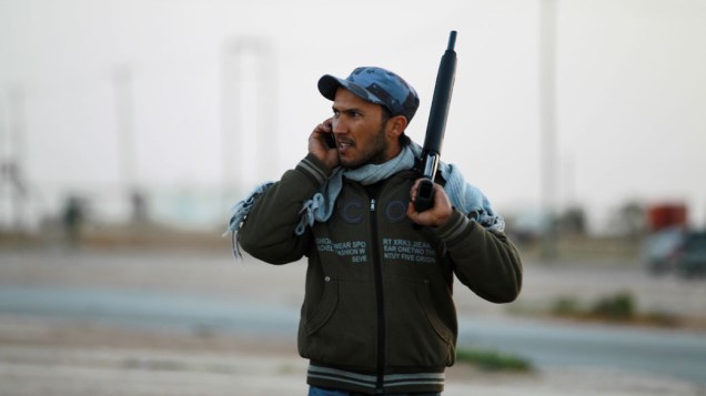 Policial faz a segurança de estrada na cidade de Tobruk, na Líbia