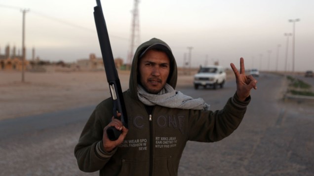 Após desertar, policial faz a segurança de estrada na cidade de Tobruk, na Líbia