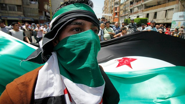 Manifestante protesta nesta sexta-feira contra o presidente sírio Bashar al-Assad em Beirute, no Líbano