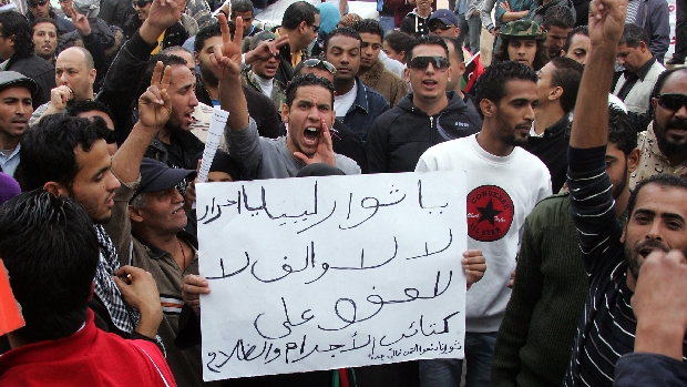 Manifestantes contrários ao perdão de combatentes aliados do ex-ditador Muamar Kadafi