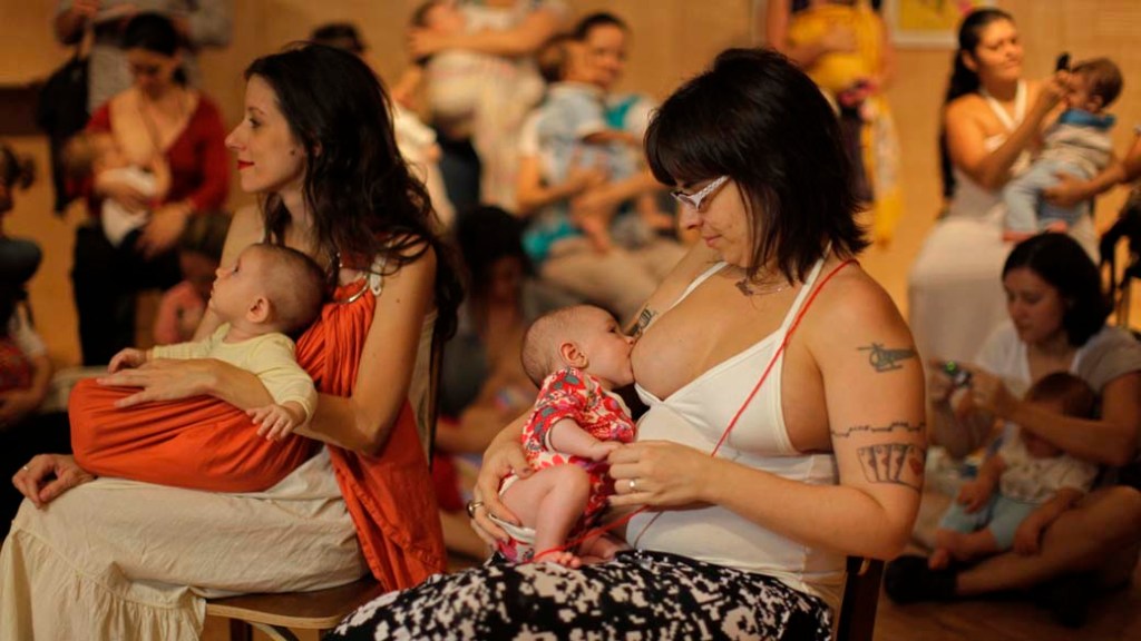 Mulheres com seus filhos realizam um ''Mamaço Coletivo'' no Itaú Cultural, na Avenida Paulista, durante a tarde de hoje. O ato foi organizado após uma mulher ser impedida de amamentar seu bebê no local