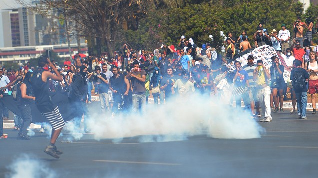 Brasília - Manifestantes entram em confronto com a polícia nos arredores do estádio Mané Garrincha antes do amistoso entre Brasil e Austrália