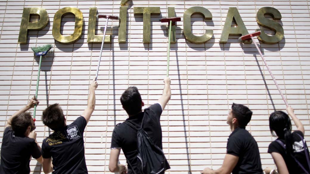 Em Brasília, manifestantes no protesto contra a corrupção lavam letreiros na Esplanada dos Ministérios