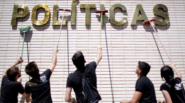 Em Brasília, manifestantes em protesto contra a corrupção lavam letreiros na Esplanada dos Ministérios, no feriado de 07 de setembro