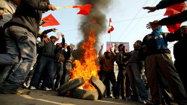 Estudantes durante protesto contra o aumento de preço de produtos derivados do petróleo em Katmandu, Nepal