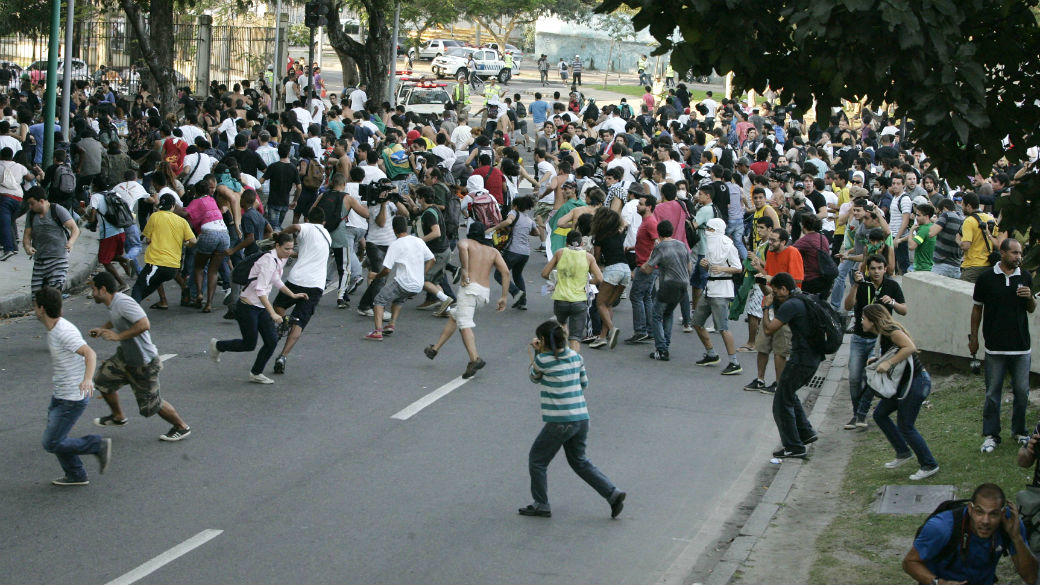 Manifestantes enfrentam policiais no entorno do Maracanã, antes da partida entre Itália e México pela Copa das Confederações