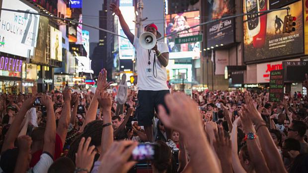 Manifestantes ocuparam a Times Square, em Nova York, exigindo justiça por morte de Martin no domingo