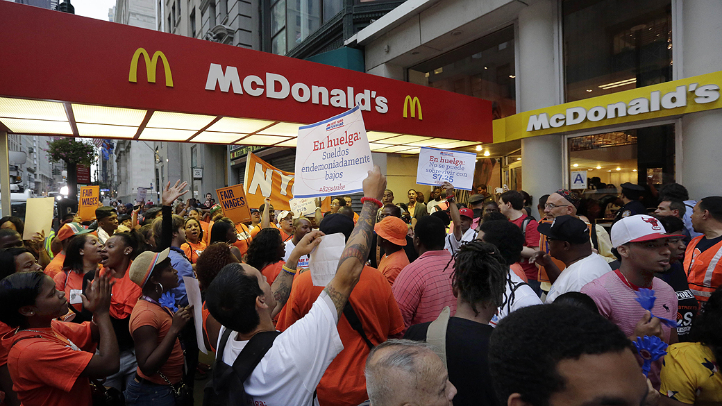 Funcionários fazem protesto por melhores salários em frente ao McDonald's, em Nova York