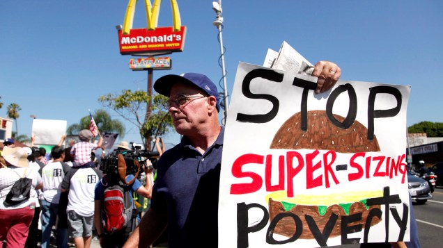 Funcionários fazem protesto por melhores salários em frente a um restaurante da rede de fast food McDonalds em Los Angeles
