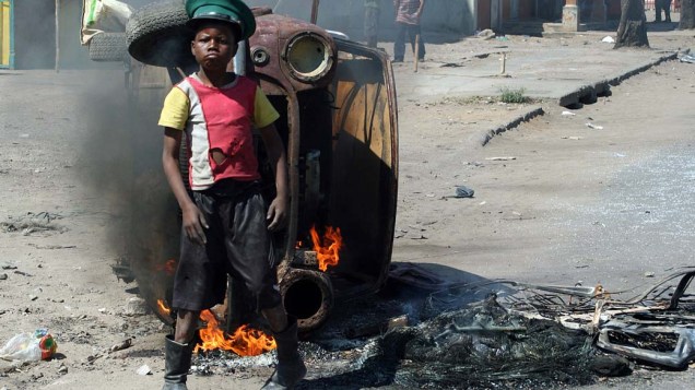Em Moçambique, jovem manifestante participa de protesto contra o preço dos alimentos e combustíveis