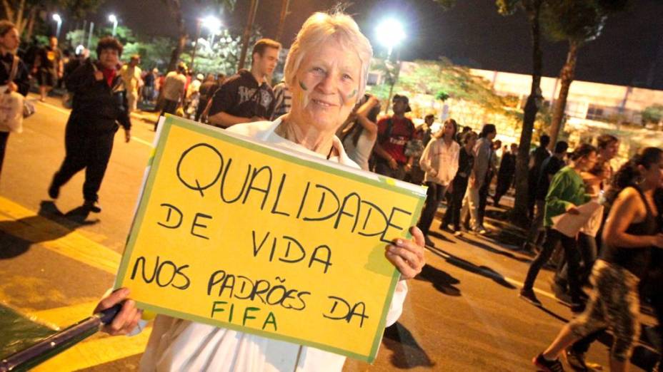 Protesto em Mogi das Cruzes (SP) pede serviços públicos de padrão Fifa