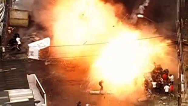 Carro incendiado explode durante manifestação por moradia no Morumbi, Zona Sul de São Paulo