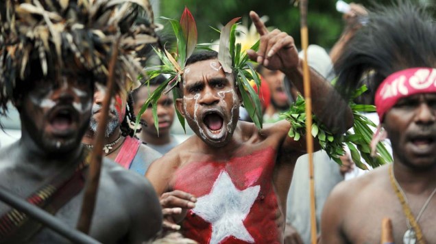 Manifestantes com a bandeira da "Estrela da Manhã", símbolo do movimento separatista da Papua, em protesto marcando os 50 anos do pedido de independência da região em Jacarta, Indonésia